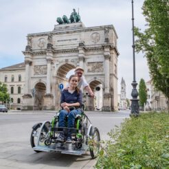 Fahrt mit der Rollstuhl-Rikscha durch München und den Englischen Garten