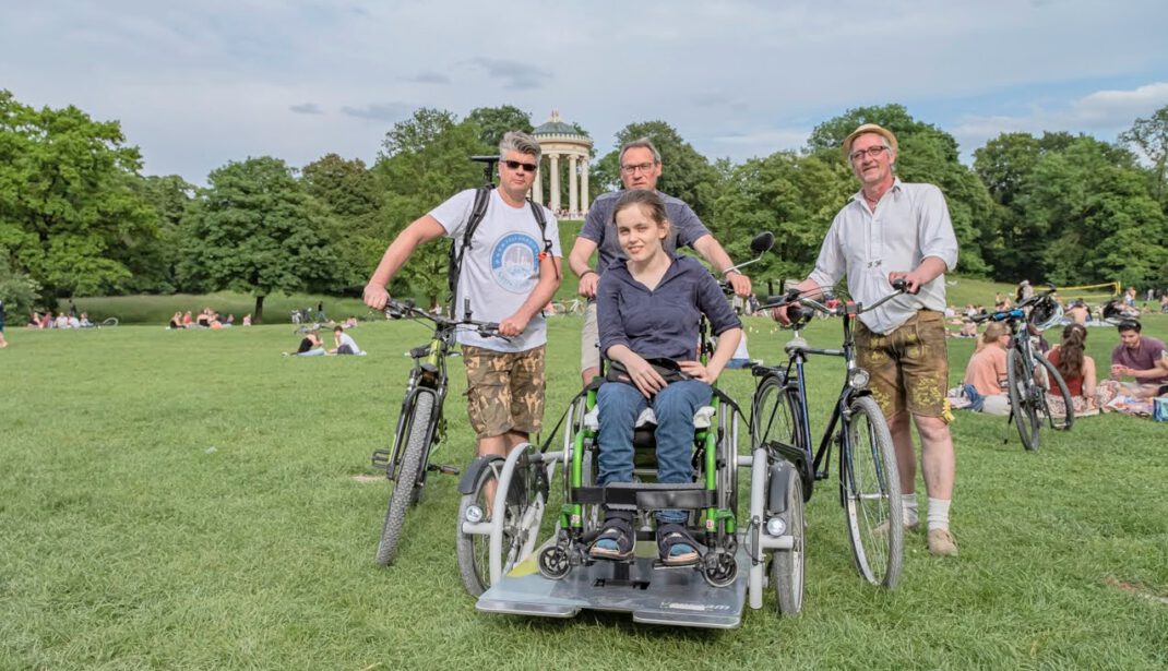 Mit der Rollstuhl-Rikscha durch den Englischen Garten