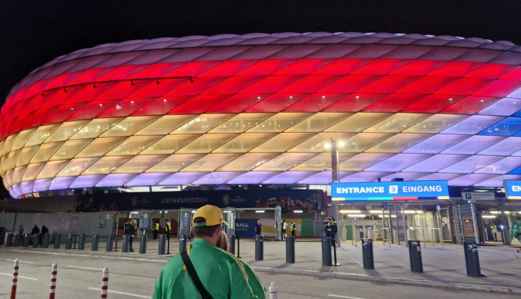 Unser Fahrer Musti und Stammkunde Ersel beim Eröffnungsspiel der Fußball-Europameisterschaft