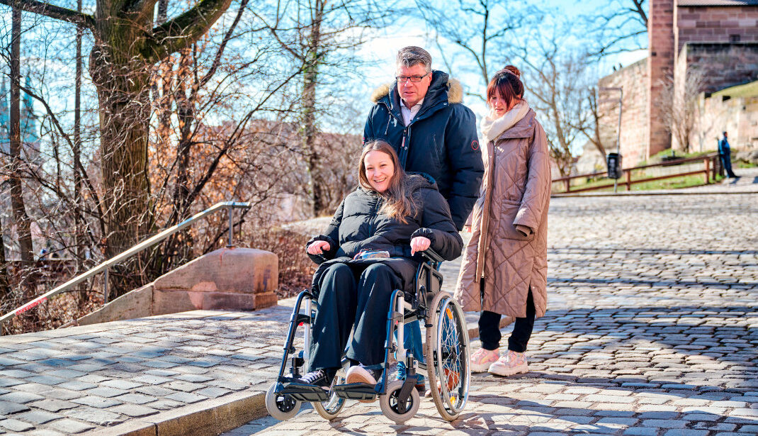 Workshop Umgang mit behinderten und älteren Gästen Nürnberg 17.02.25 - SBS Fahrdienst - Praxisübung Rollstuhlfahrer sicher befördern