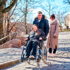 Workshop Umgang mit behinderten und älteren Gästen Nürnberg 17.02.25 - SBS Fahrdienst - Praxisübung Rollstuhlfahrer sicher befördern