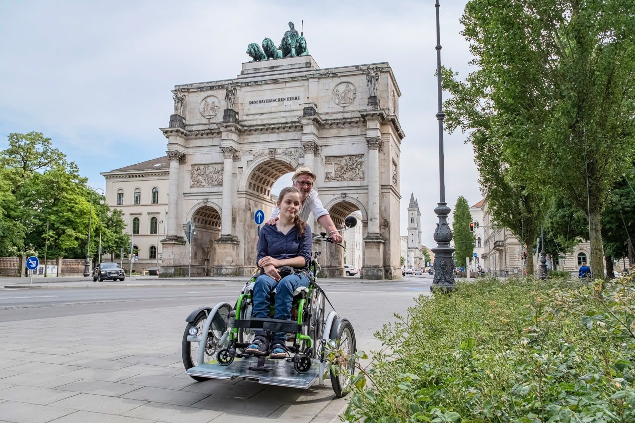 Fahrt mit der Rollstuhl-Rikscha durch München und den Englischen Garten