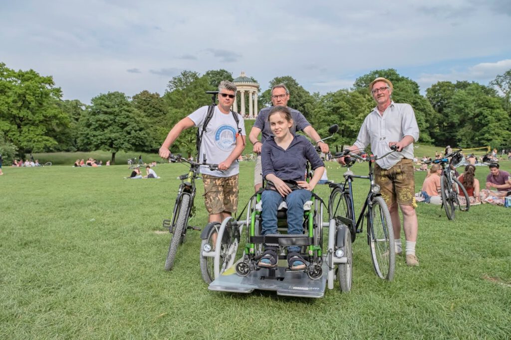 Mit der Rollstuhl-Rikscha durch den Englischen Garten