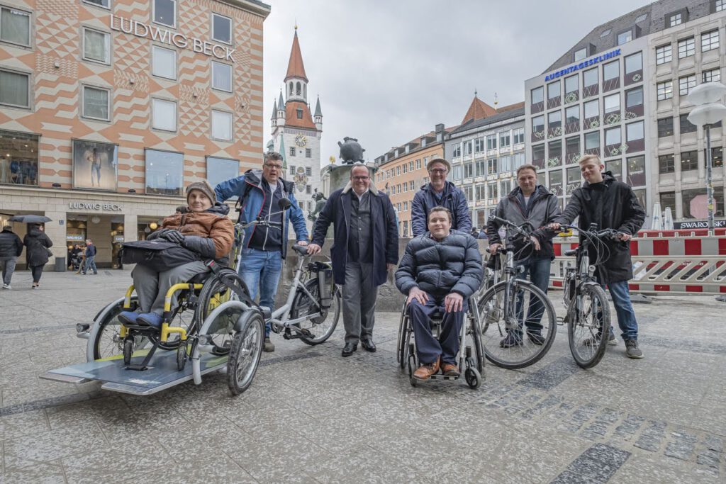 Clemens Baumgärtner, Referent für Arbeit und Wirtschaft, begutachtet unsere neue Rollstuhl-Rikscha