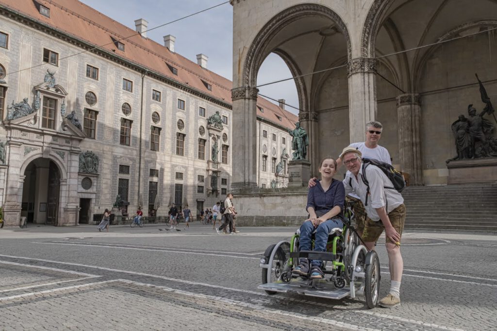 Stadtrundfahrt durch München mit der Rollstuhl-Rikscha - hier an der Feldherrnhalle am Odeonsplatz in München