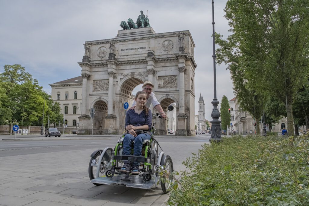 Stadtrundfahrt durch München mit der Rollstuhl-Rikscha - hier am Siegestor in München