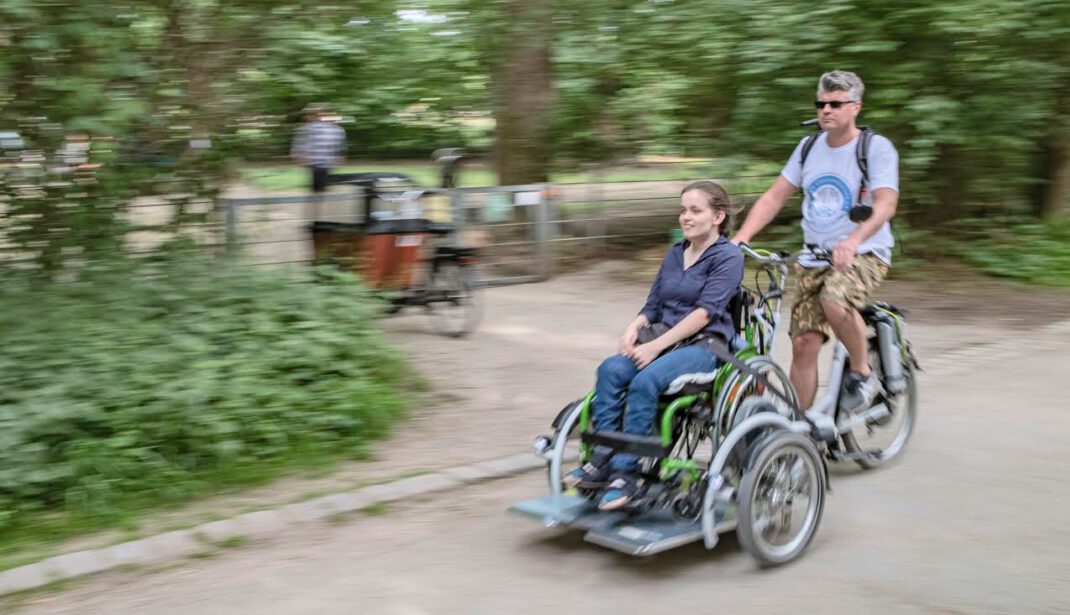 Experience a wheelchair rickshaw ride through the Englischer Garten in Munich