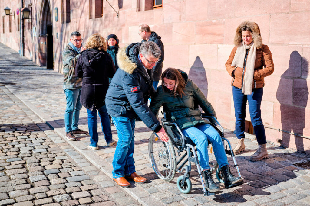 Workshop Umgang mit behinderten und älteren Gästen Nürnberg 17.02.25 - Perspektivenwechsel mit Rollstuhl